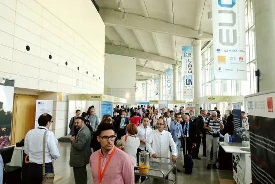  ▲资料图片：6月17日，人们在西班牙巴伦西亚举行的第七届全球5G大会暨2019欧洲网络和通信会议现场参观。（新华社）