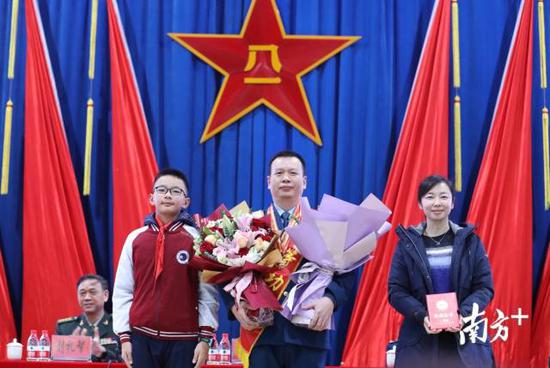 妻子陈婷婷和儿子王文楷为王建东献花