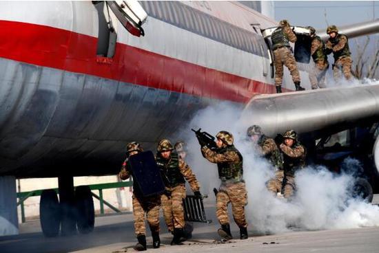 1月4日，武警山西总队机动支队特战队员开展反劫机演练。新华社发（孙玉山 摄）