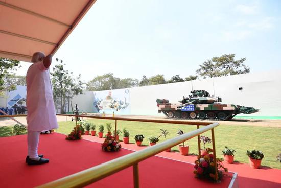 印度总理莫迪14日出席首辆“阿琼”Mk 1A主战坦克移交印度陆军的仪式。来源：twitter