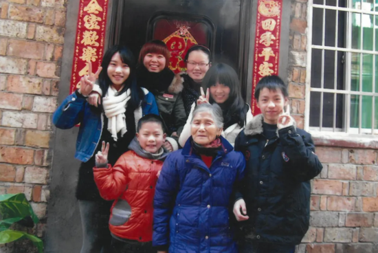 △唐才英老人和家中小孩子的合影(右一为张佳港) 图片来源/江西消防