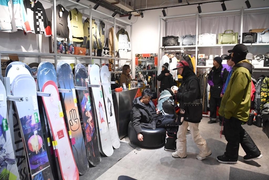 2月14日,滑雪爱好者在陕西太白县鳌山滑雪场一家商店内购买滑雪装备.
