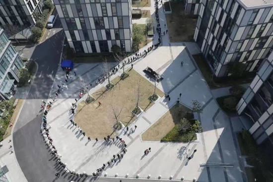 松江区将核酸检测“送”到了产业园区内。受访对象提供