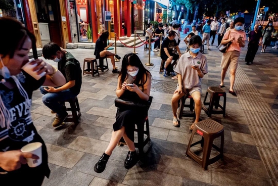  6月6日，北京市部分餐厅恢复堂食，一些顾客排队等待用餐。图/人民视觉