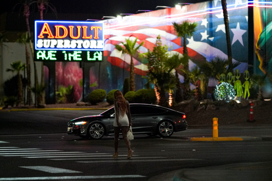 · 一个雏妓走在美国街头。（资料图）