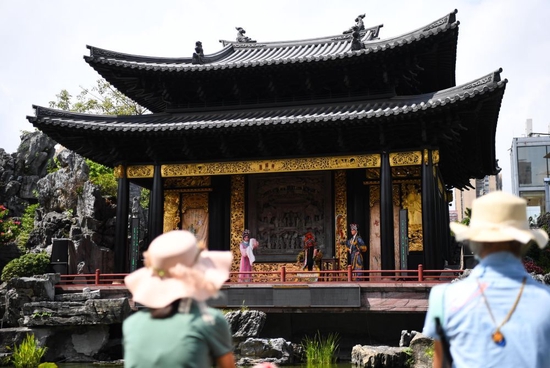 ↑2022年8月21日，在位于广州永庆坊的粤剧艺术博物馆，游客观看粤剧表演。