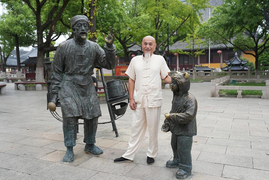  观前街上以陈瑞陆和师爷为原型塑造的人物铜像（央广网记者 郑楚豫 摄）