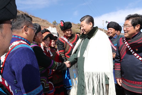 2018年2月11日，习近平总书记在四川凉山彝族自治州昭觉县解放乡火普村同乡亲们握手。