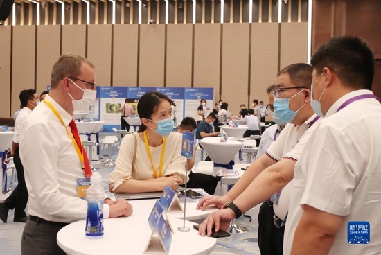 在第五届中国国际进口博览会技术装备展区展前供需对接会上，参展商代表（前左二）向采购商介绍企业产品情况（2022年8月8日摄）。新华社记者 方喆 摄