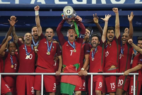  · 2016年法国欧洲杯，C罗率领葡萄牙队夺冠，捧起欧洲杯。