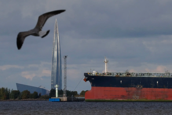 9 月，一艘油轮停靠在俄罗斯圣彼得堡一港口。图源：nyt