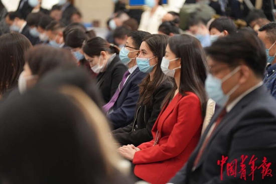 3月3日下午，在全国政协十四届一次会议新闻发布会上，戴着口罩的中外记者。中青报·中青网记者 李峥苨/摄