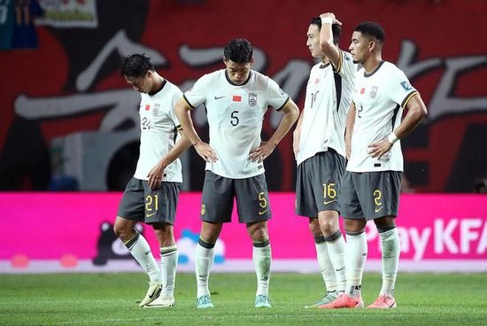 　国足输给韩国队后球员面露沮丧