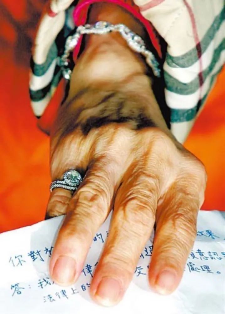 ·吴淑珍喜欢珠宝，常被媒体拍到佩戴名贵珠宝。