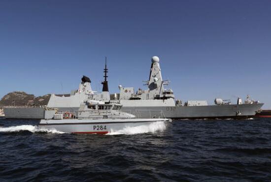 西班牙军舰闯直布罗陀海域还奏国歌，英军紧急拦截。（图源：《每日邮报》）