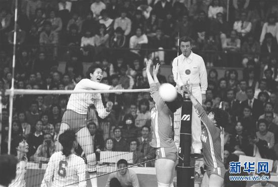 1981年11月16日，中国队球员郎平（上左）在第三届世界杯女子排球赛对阵日本队的比赛中扣球。新华社发（黎启榕摄）