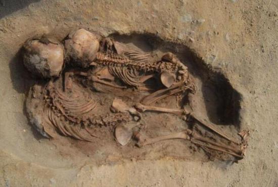考古学家在万查基托-拉斯亚马斯的考古遗址出土了140多具儿童骸骨。（美国《新闻周刊》网站）