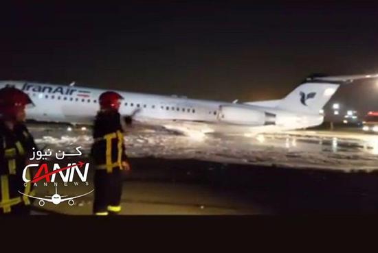 载有乘客的飞机在德黑兰机场起火。（图：卫星通讯网）