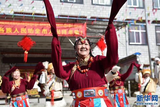 2月5日，拉萨阿坝林卡社区群众庆祝春节和藏历新年。新华社记者 觉果 摄