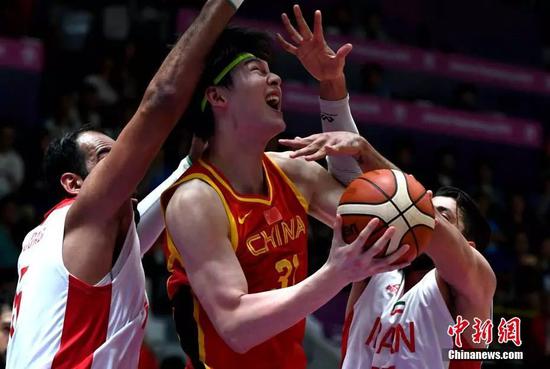  中国男篮在比赛中。（资料图）中新社记者 王东明 摄
