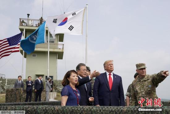 资料图片：韩国总统文在寅与美国总统特朗普。