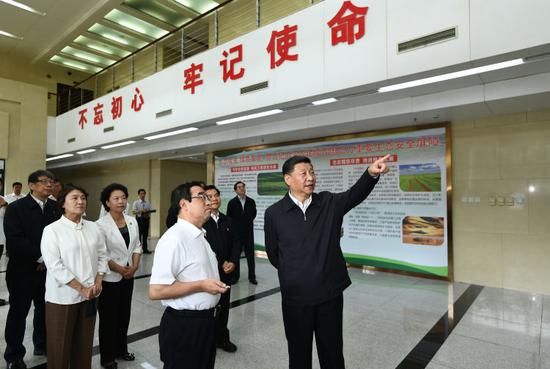  16日，习近平在内蒙古自治区自然资源厅调研指导开展“不忘初心、牢记使命”主题教育。