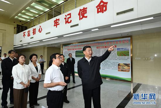 7月15日至16日,中共中央总书记、国家主席、中央军委主席习近平在内蒙古考察并指导开展“不忘初心、牢记使命”主题教育。这是16日,习近平在内蒙古自治区自然资源厅调研指导开展“不忘初心、牢记使命”主题教育。新华社记者 谢环驰 摄