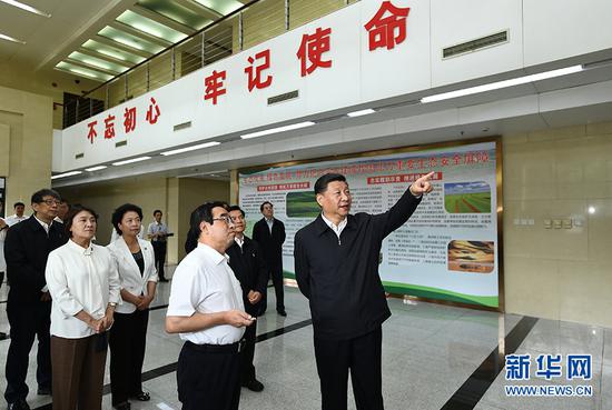 7月15日至16日，中共中央总书记、国家主席、中央军委主席习近平在内蒙古考察并指导开展“不忘初心、牢记使命”主题教育。这是16日，习近平在内蒙古自治区自然资源厅调研指导开展“不忘初心、牢记使命”主题教育。新华社记者 谢环驰 摄