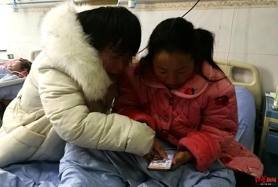 ▲阳小惠在医院接受治疗，女儿曾某萍陪在身旁