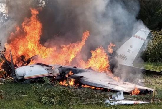 飞机坠毁后的图片图片