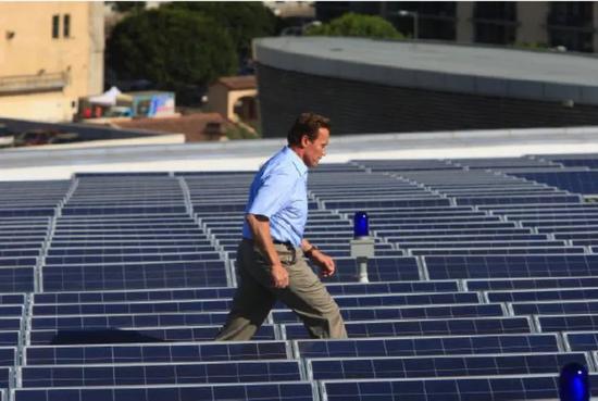  图为斯台普斯中心体育馆屋顶上的太阳能电池板