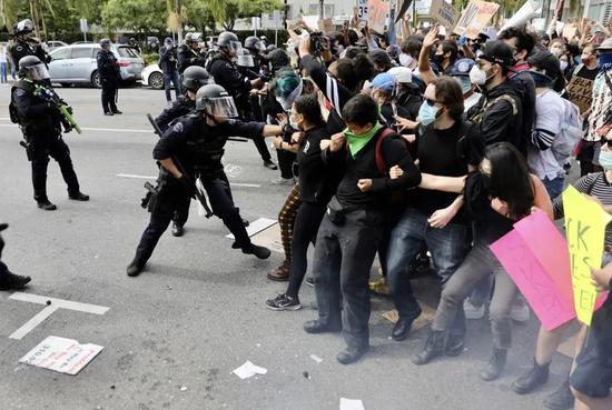  5月30日，在美国洛杉矶，示威者与警方发生冲突。新华社