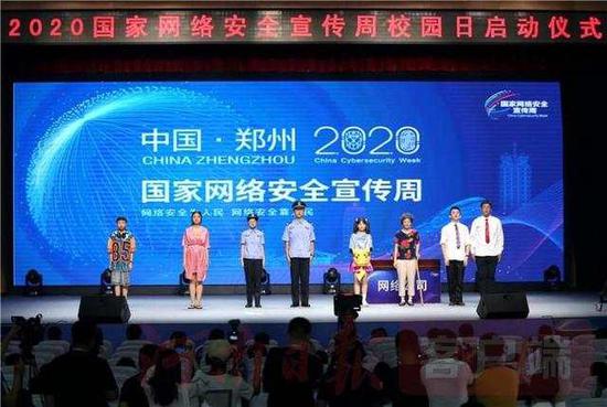郑州九中学生们在启动仪式上表演情景剧《天网恢恢》。河南日报客户端记者 周晓荷\文 邓放\图