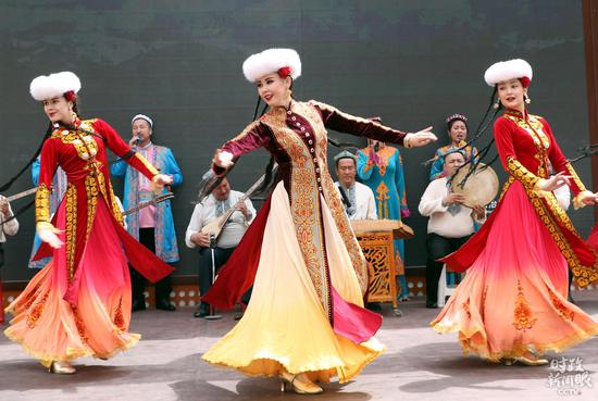 △乌鲁木齐某景区演员表演新疆民族舞蹈。