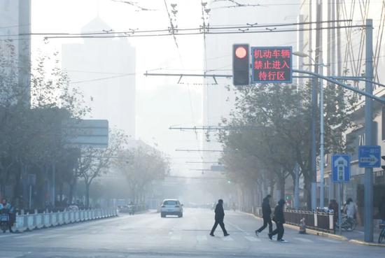 大雾中的陕西北路。孙中钦 摄