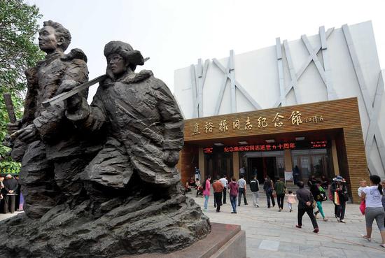 2014年5月14日，参观者陆续进入位于河南省兰考县的焦裕禄同志纪念馆。新华社记者 李安 摄