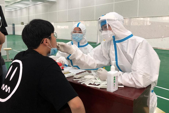 5月14日，在安徽省六安市第一中学检测点，学生接受核酸检测。新华社记者金剑/摄