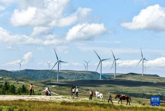  游客在贵州省龙里县龙里大草原的风电场观光（9月21日摄）。新华社记者 杨文斌 摄