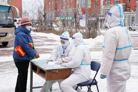  ↑11月10日，在黑河市爱辉区一小区，社区工作人员为居民登记发放免费生活物资。