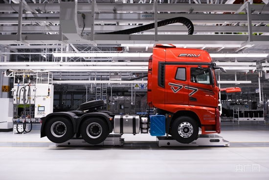 一汽解放J7整车智能工厂生产车间（央广网发 一汽解放供图）