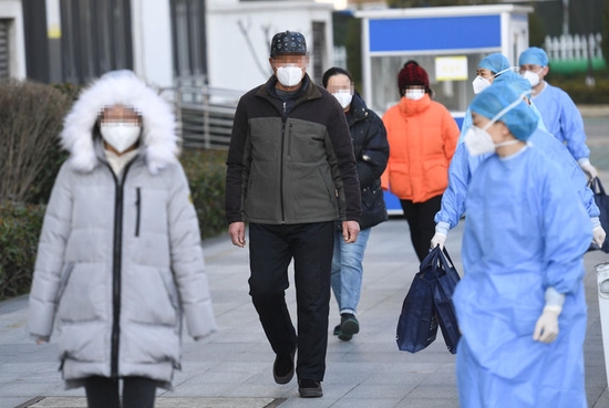江苏苏州本轮疫情首批治愈患者出院