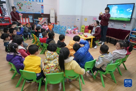2022年3月2日，在西安市莲湖区爱尔堡幼儿园，中一班的9名听障儿童与健全儿童在一起上课。新华社记者 邵瑞 摄