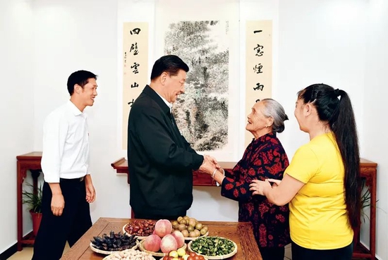  2019年9月16日至18日，习近平在河南考察。这是16日下午，习近平在信阳市新县田铺乡田铺大塆“老家寒舍”民宿店，同店主一家亲切交谈。新华社记者 谢环驰/摄