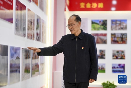 谢兴昌在“山海小院”展览馆里讲述闽宁镇近年来的发展变化（2022年5月12日摄）。新华社记者 冯开华 摄