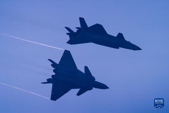  11月13日，第十四届中国航展闭幕当天，空军歼-20战机进行飞行展示。新华社发（栾铖 摄）