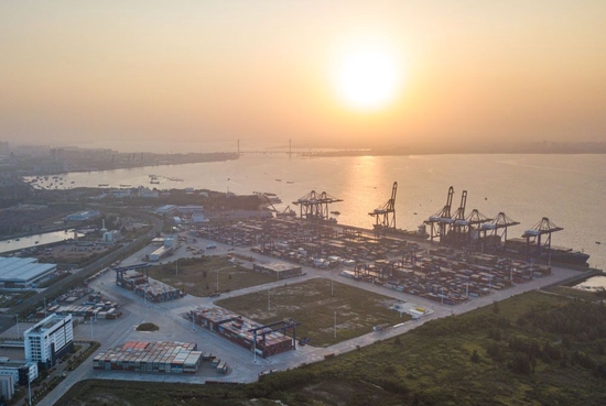 这是2022年9月25日在海南洋浦经济开发区拍摄的洋浦国际集装箱码头(无人机照片)。新华社记者 蒲晓旭 摄