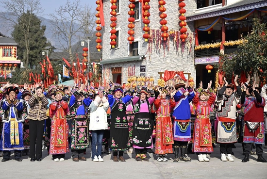 1月18日，四川省绵阳市北川羌族自治县石椅村的乡亲们和游客同习近平总书记视频连线。新华社记者 殷博古 摄