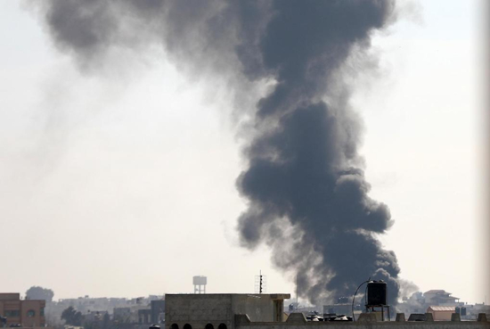 1月18日，加沙地带南部城市汗尤尼斯遭以色列空袭后升起浓烟图：新华社