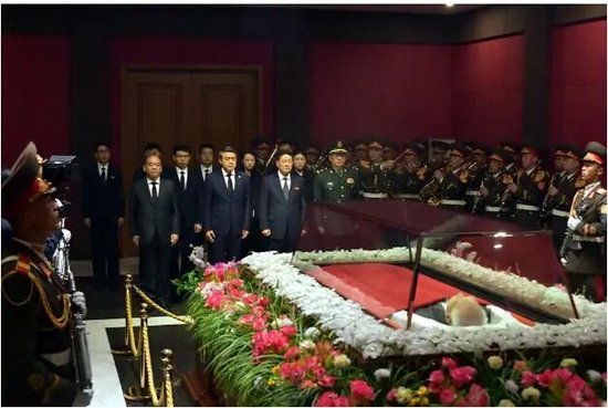 中国驻朝鲜大使王亚军吊唁金永南逝世