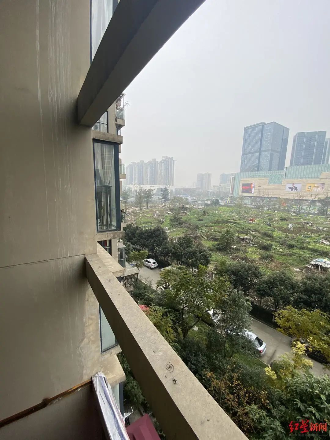 小区多户镂空层搭“房间”!部分产权被冻结